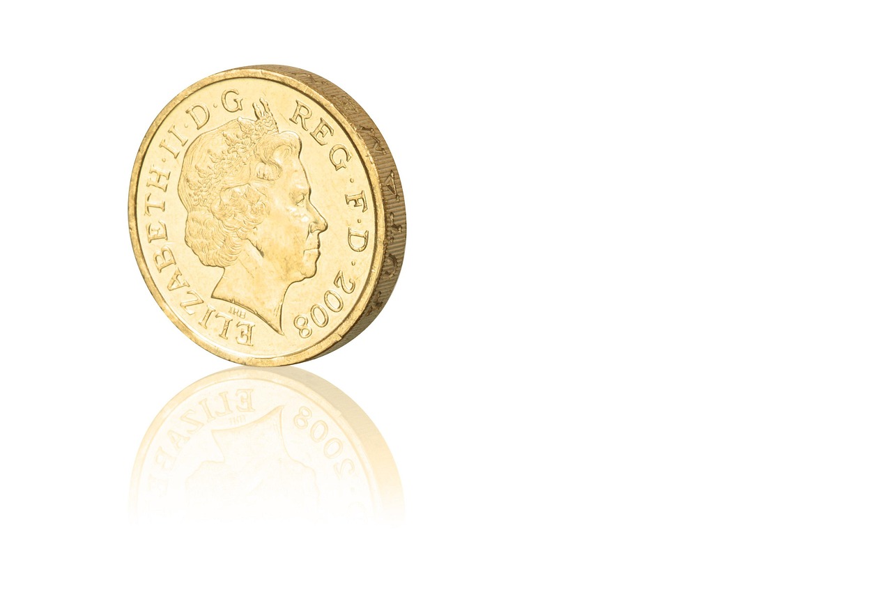 Sterlina d'oro con grafico che mostra il suo valore attuale e consigli per la vendita e collezione.