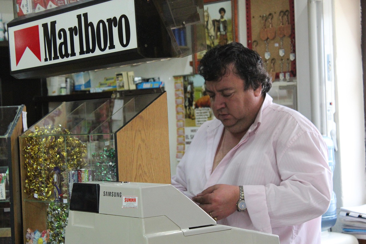 Immagine del proprietario del Tabacchi mentre spiega il trucco per vincere al Gratta e Vinci.