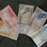 Immagine di diverse banconote non valide per i pagamenti, con simboli di annullamento evidenti.