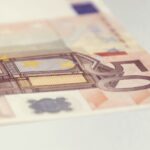 Dettaglio di una banconota da 50 euro con particolare raro che potrebbe aumentarne il valore.