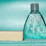 Bagnoschiuma in un bagno, con etichetta avvertente sui potenziali danni alla pelle.