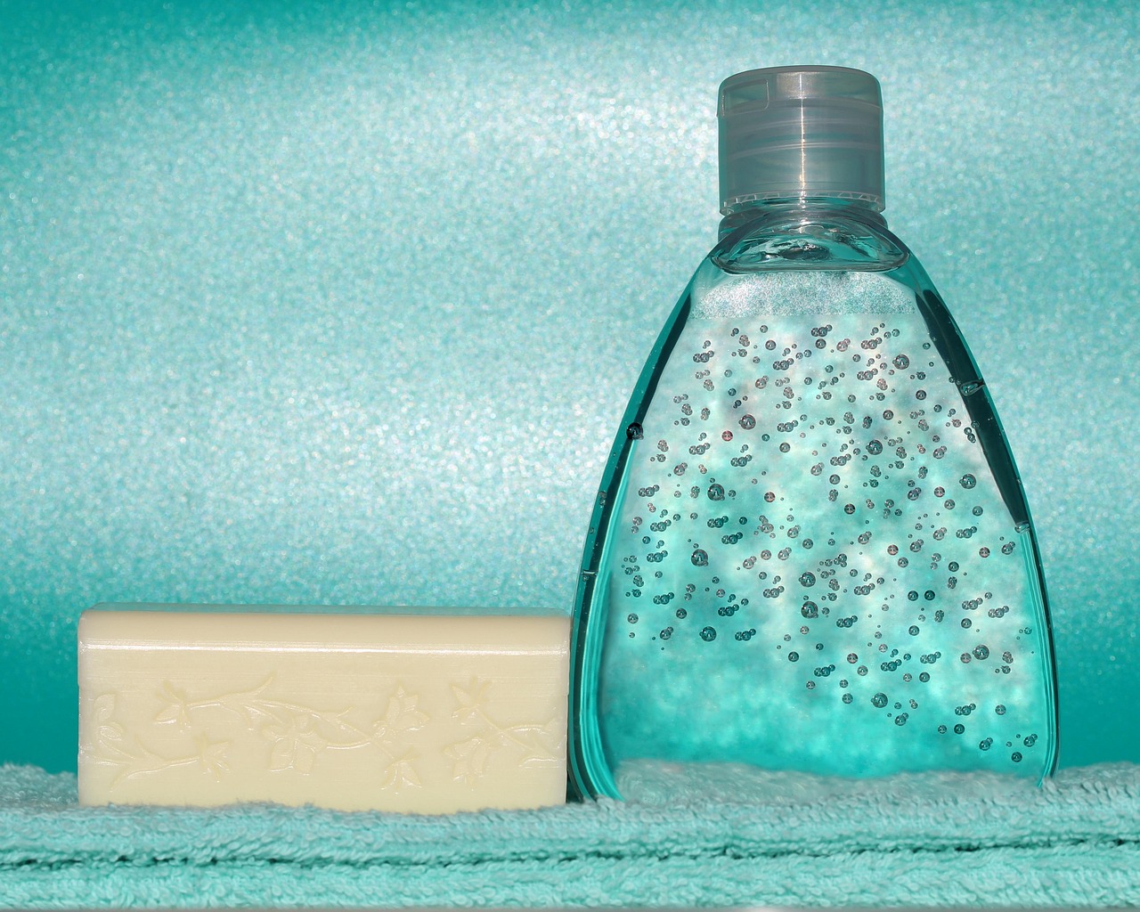 Bagnoschiuma in un bagno, con etichetta avvertente sui potenziali danni alla pelle.