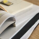 Documenti necessari per la richiesta dell'ISEE 2026 su un tavolo con moduli e penne.