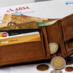 Persona che riceve un accreditamento extra per Legge 104, con documenti e moduli sul tavolo.