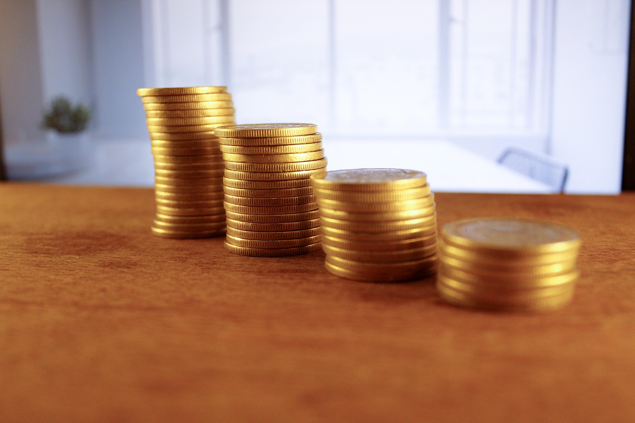 Giovane professionista guarda un documento pensionistico, riflettendo sul futuro finanziario.