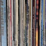 Collezione di dischi in vinile rari esposti su uno scaffale, evidenziando album preziosi.