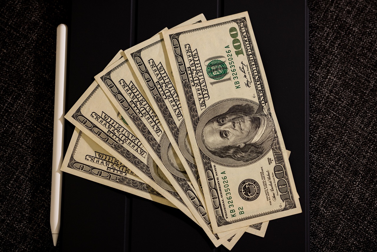 Persona che riceve assistenza finanziaria, simbolo di aiuti legati alla Legge 104.