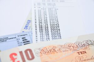 Immagine di un'auto con un documento di esenzione bollo, simbolo di agevolazioni fiscali per anziani.