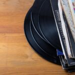 Dischi in vinile italiani rari esposti su un tavolo, evidenziando le copertine e i dettagli distintivi.