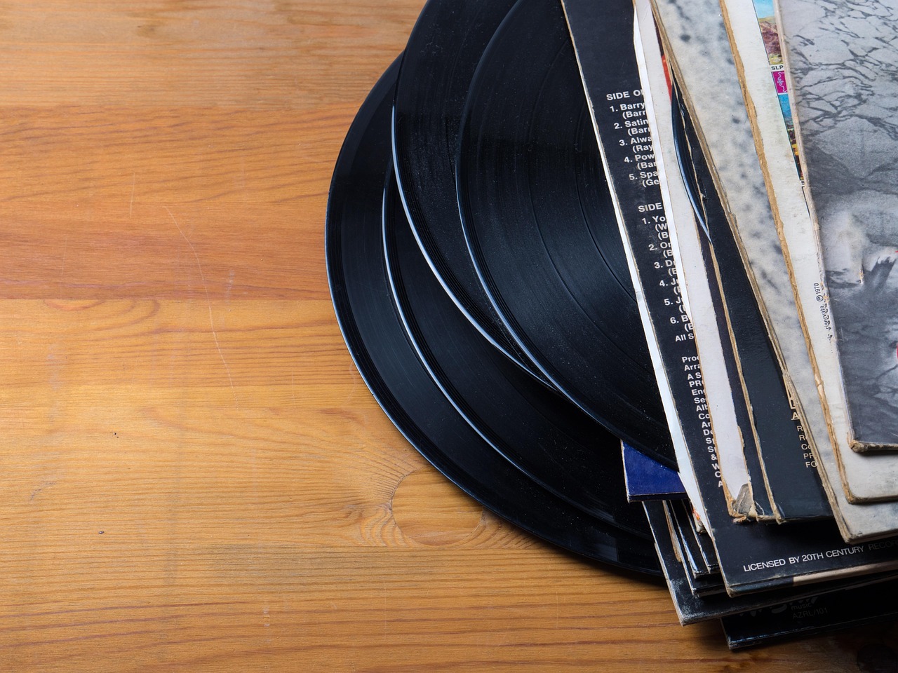 Dischi in vinile italiani rari esposti su un tavolo, evidenziando le copertine e i dettagli distintivi.