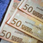 Banconota da 50 euro con evidenziato il segno che indica l'uscita dal corso legale.