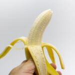 Banane su un tavolo, simbolo di alimento ricco di potassio, con focus sui rischi per chi ha problemi renali.