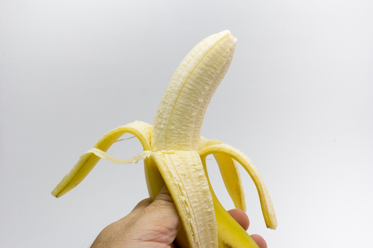 Banane su un tavolo, simbolo di alimento ricco di potassio, con focus sui rischi per chi ha problemi renali.