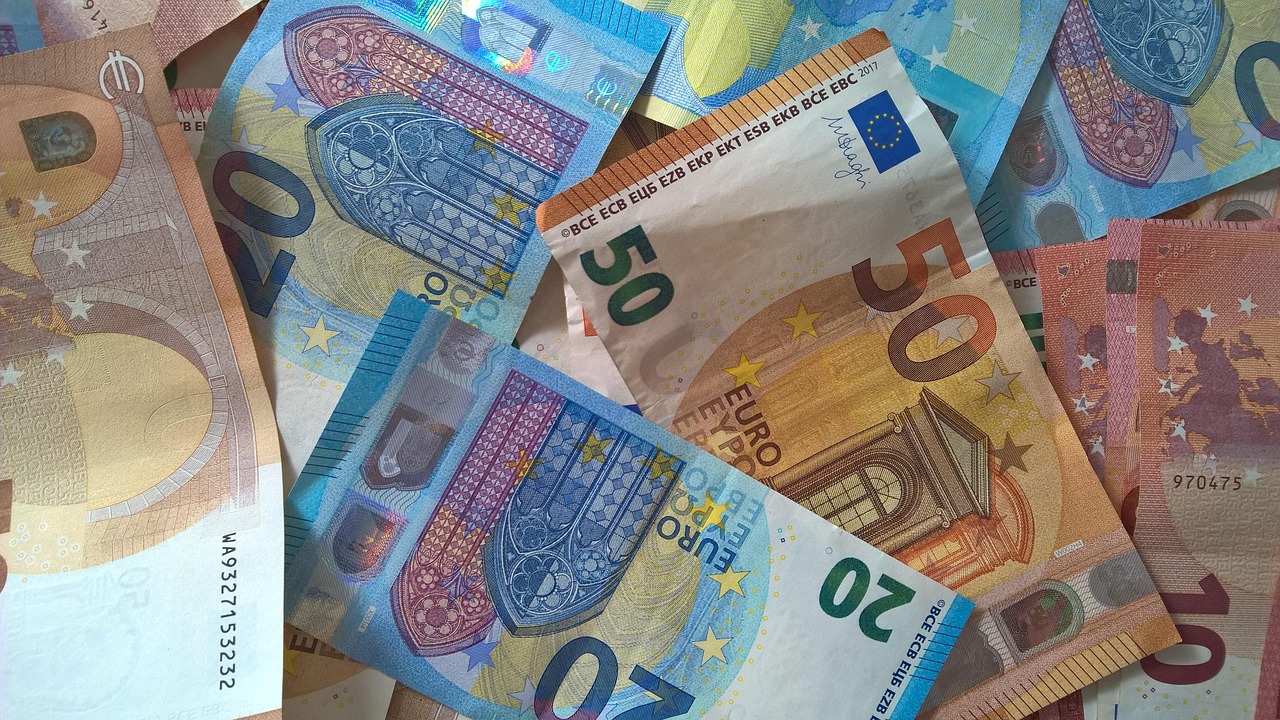 Immagine di vecchie banconote da 20 e 50 euro pronte per il ritiro e la sostituzione.