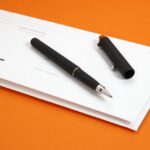 Immagine di un esperto che analizza documenti bancari durante un controllo conto.