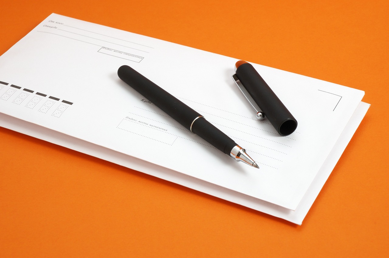 Immagine di un esperto che analizza documenti bancari durante un controllo conto.