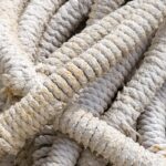 Uomo anziano in uniforme marinaresca, riflette sui benefici della pensione anticipata per i marittimi.