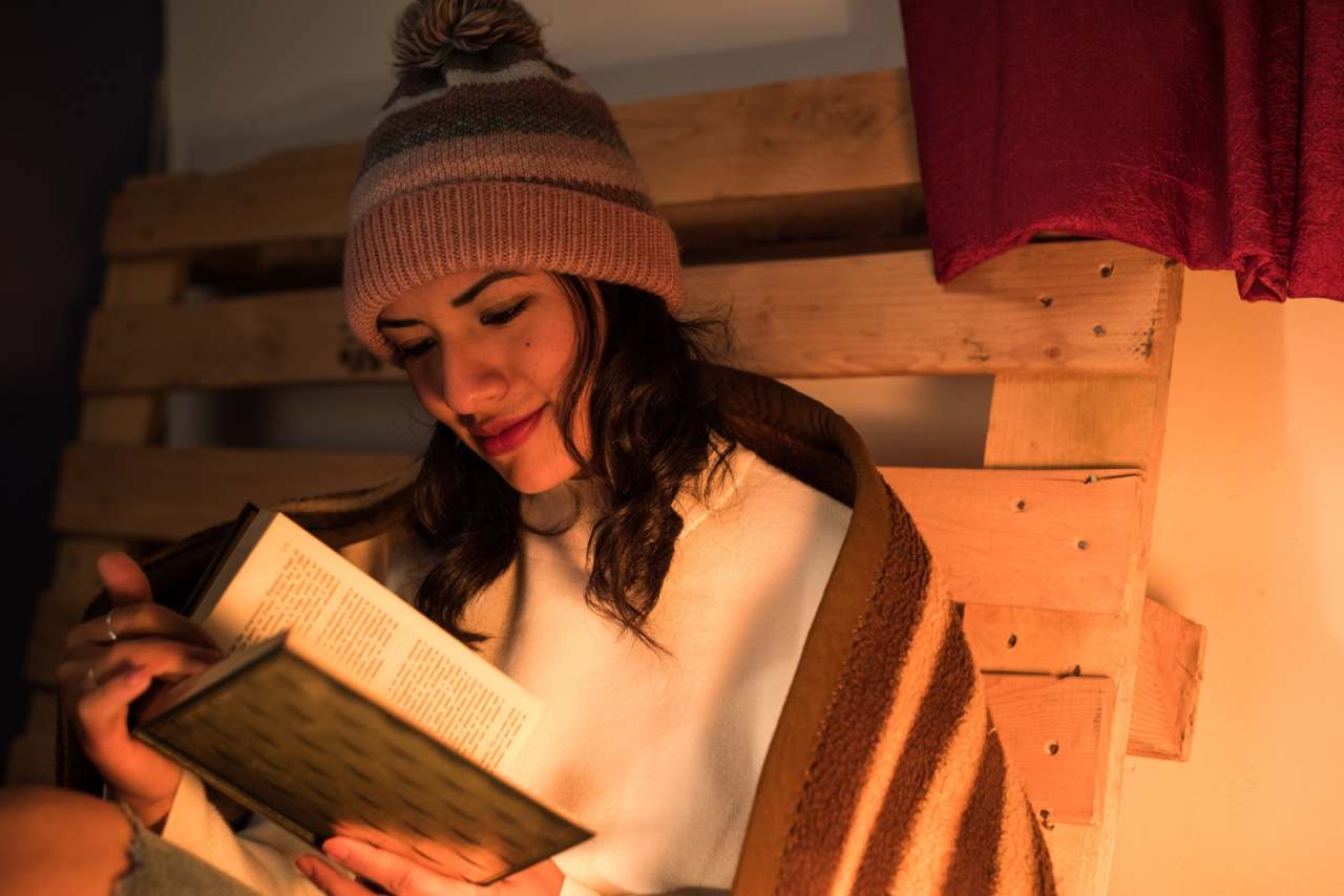 Cinque libri che iniziano piano… e poi diventano impossibili da lasciare