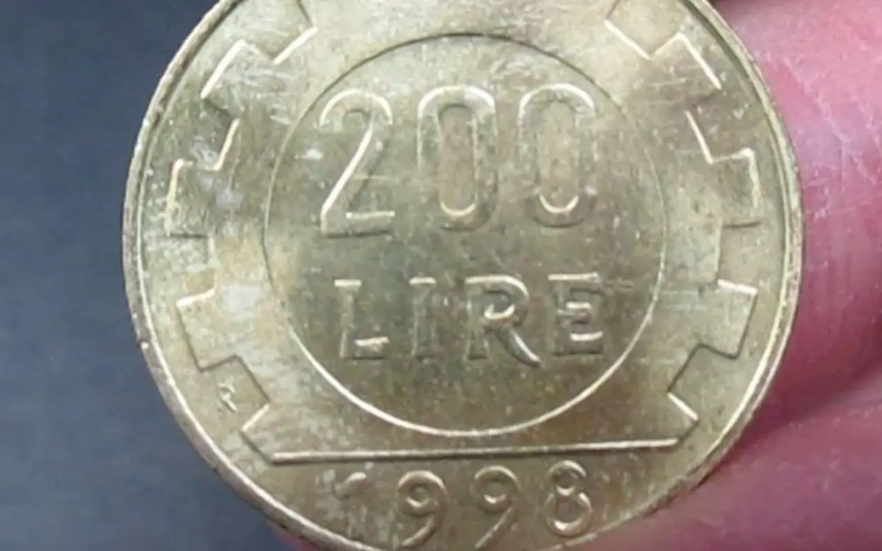 Moneta da 200 Lire con scritta distintiva, simbolo di valore collezionistico.