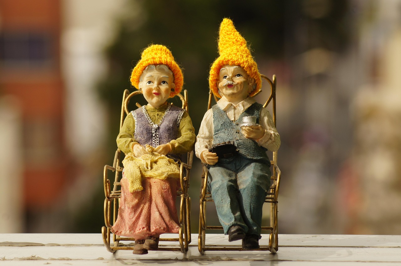 Uomo e donna sorridenti discutono di pensione, rappresentando le novità sull'età pensionabile del prossimo anno.