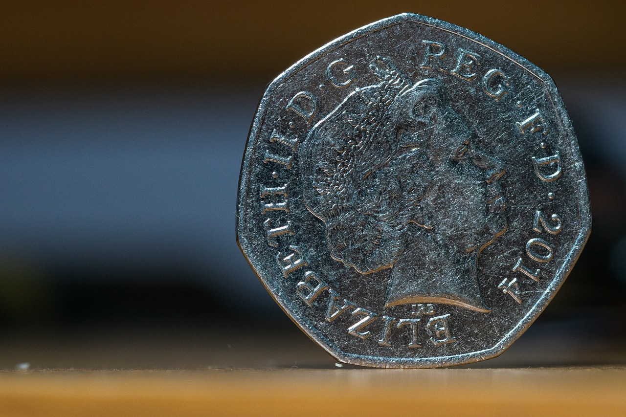 Moneta da 50 centesimi rara, potenzialmente valutata fino a 12.800€, esposta su sfondo neutro.